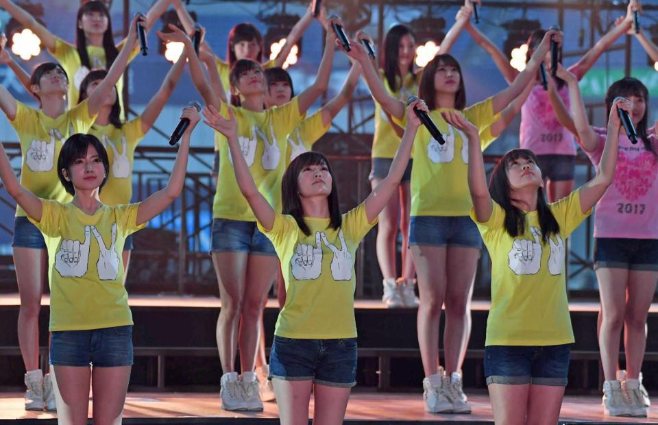 　全員で「掌が語ること」を歌うＮＭＢ４８（前列中央が山本彩）＝京セラドーム（撮影・持木克友）