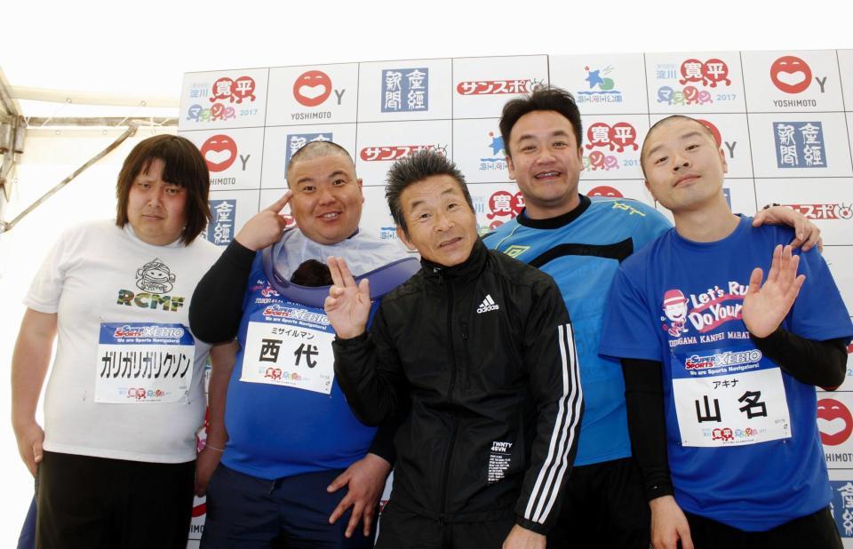 「第５回淀川寛平マラソン」で（左から）まゆ毛カットされたガリガリガリクソン、断髪された西代洋、間寛平、たむらけんじ、山名文和＝大阪府枚方市