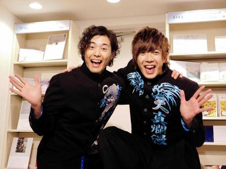 　握手会を行った勇翔（左）と田村侑久＝東京・渋谷