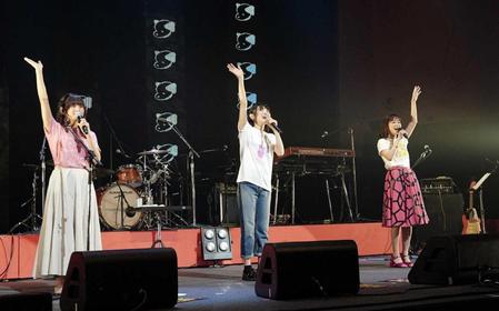 　共作曲を披露した（左から）藤原さくら、家入レオ、大原櫻子＝パシフィコ横浜