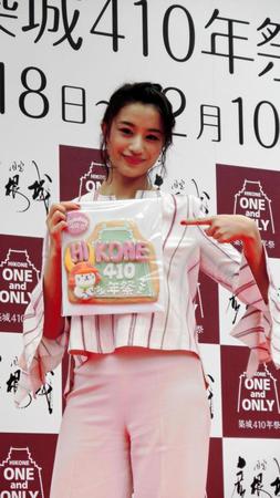 「国宝・彦根城築城４１０年祭」開幕直前イベントでひこにゃんからクッキーを贈られた高橋メアリージュン＝東京・渋谷１０９イベントスペース