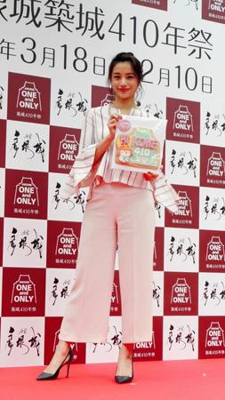 「国宝・彦根城築城４１０年祭」開幕直前イベントでひこにゃんからクッキーを贈られた高橋メアリージュン＝東京・渋谷１０９イベントスペース