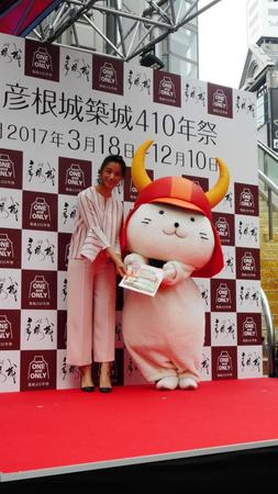 「国宝・彦根城築城４１０年祭」開幕直前イベントでひこにゃん（右）からクッキーを贈られた高橋メアリージュン＝東京・渋谷１０９イベントスペース
