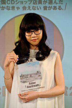 「ＣＤショップ大賞」準大賞の盾を贈られたＡｉｍｅｒ＝東京・南青山