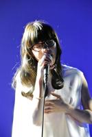 受賞アルバムの収録曲を歌うＡｉｍｅｒ＝東京・南青山