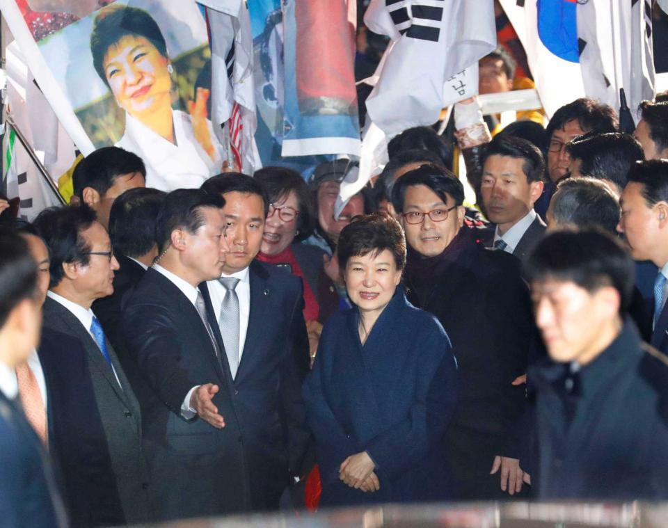 　大統領府から退去し、自宅に到着した朴槿恵前大統領＝１２日、ソウル（共同）