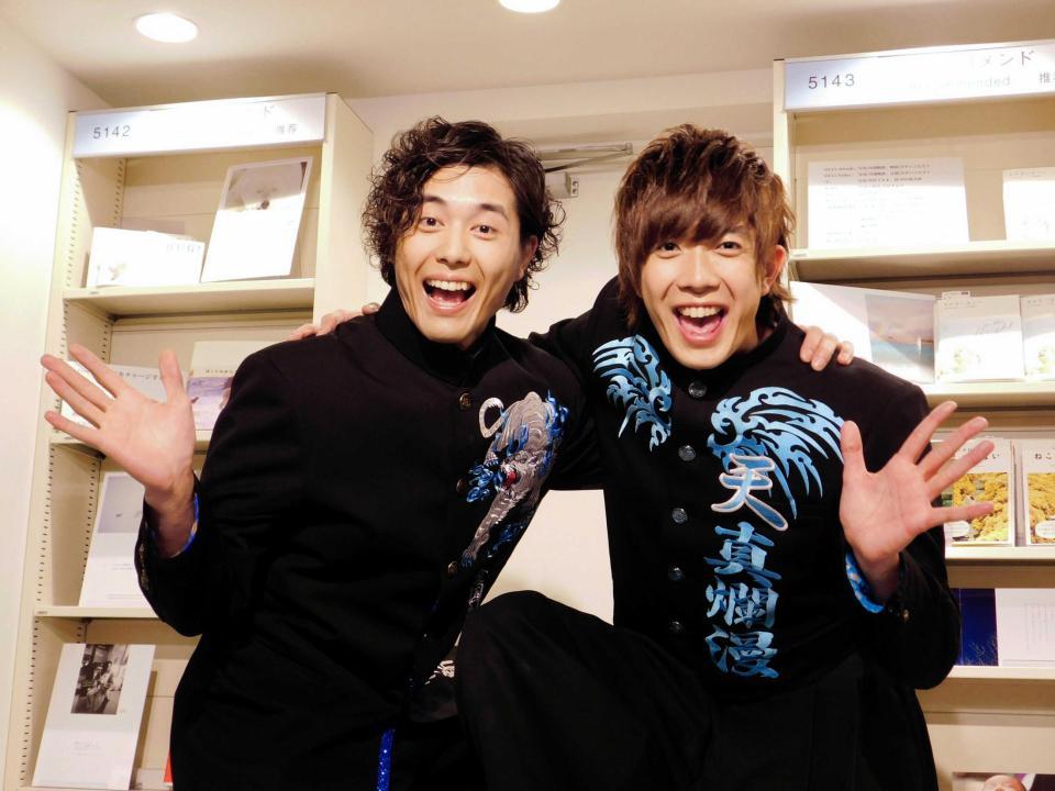 　握手会を行った勇翔（左）と田村侑久＝東京・渋谷