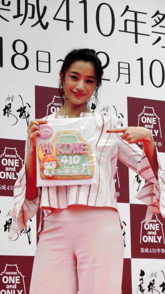 「国宝・彦根城築城４１０年祭」開幕直前イベントでひこにゃんからクッキーを贈られた高橋メアリージュン＝東京・渋谷１０９イベントスペース