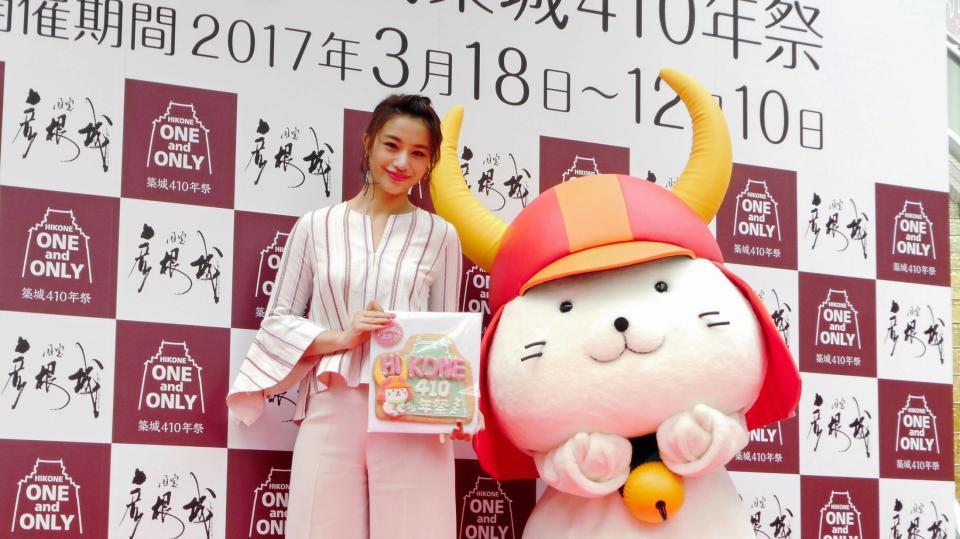 「国宝・彦根城築城４１０年祭」開幕直前イベントでひこにゃん（右）からクッキーを贈られた高橋メアリージュン＝東京・渋谷１０９イベントスペース