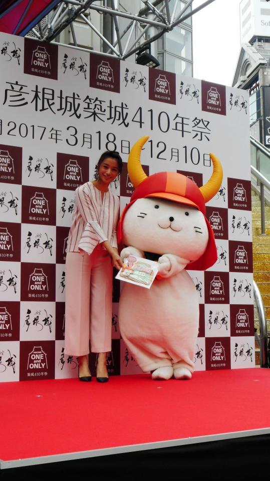 「国宝・彦根城築城４１０年祭」開幕直前イベントでひこにゃん（右）からクッキーを贈られた高橋メアリージュン＝東京・渋谷１０９イベントスペース