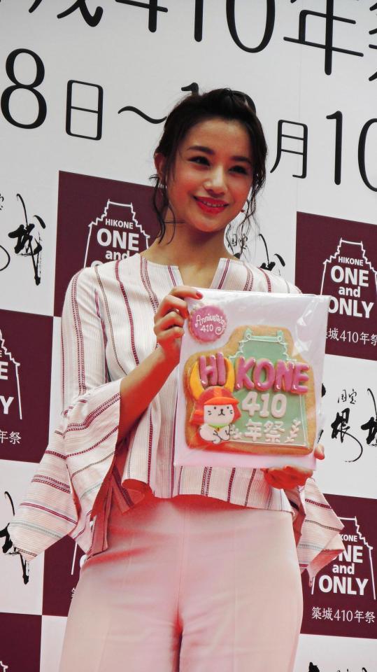 「国宝・彦根城築城４１０年祭」開幕直前イベントでひこにゃんからクッキーを贈られた高橋メアリージュン＝東京・渋谷１０９イベントスペース