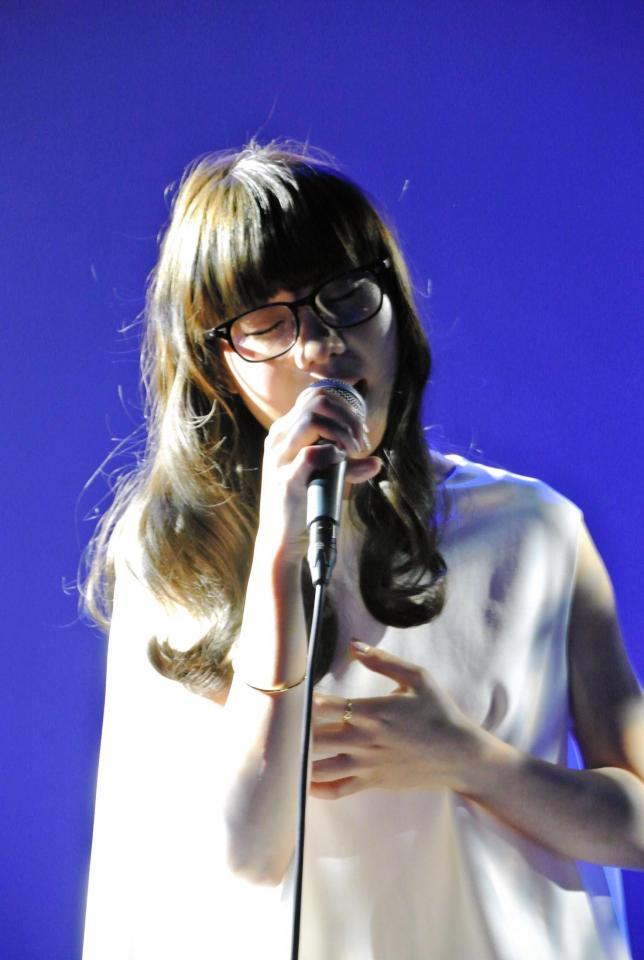 受賞アルバムの収録曲を歌うＡｉｍｅｒ＝東京・南青山