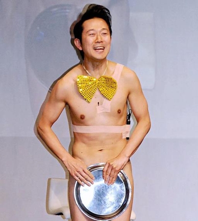 お盆を手に“裸芸”を披露したアキラ１００％＝東京・スタジオアルタ
