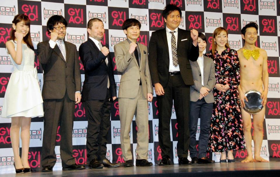 お盆を手に“裸芸”を披露したアキラ１００％（右端）＝東京・スタジオアルタ