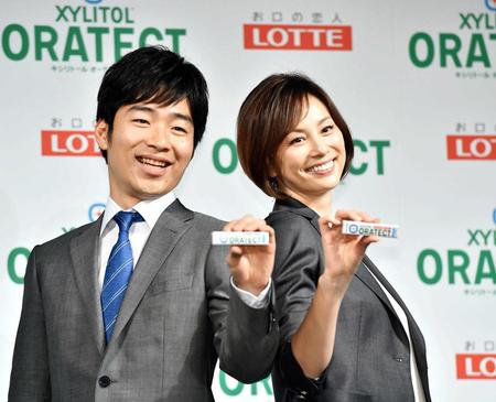 　ジャルジャルの後藤淳平（左）と商品を手にポーズをとる米倉涼子＝ベルサール飯田橋ファースト（撮影・園田高夫）