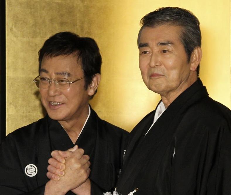 「帰郷」制作発表でがっちり握手を交わす渡瀬恒彦さん（左）、渡哲也＝２０１１年１２月５日