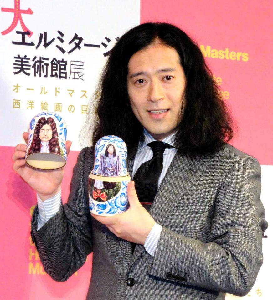 ロシア民族衣装を着た自身の人形を手にする又吉直樹＝東京・六本木ヒルズ