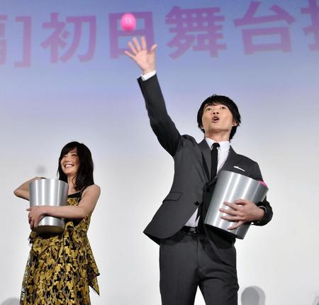 チーム対抗玉入れ合戦でボールを投げる神木隆之介（右）と倉科カナ＝ＴＯＨＯシネマズ六本木ヒルズ（撮影・園田高夫）