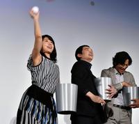 チーム対抗玉入れ合戦でボールを投げ入れる有村架純（左）＝ＴＯＨＯシネマズ六本木ヒルズ（撮影・園田高夫）