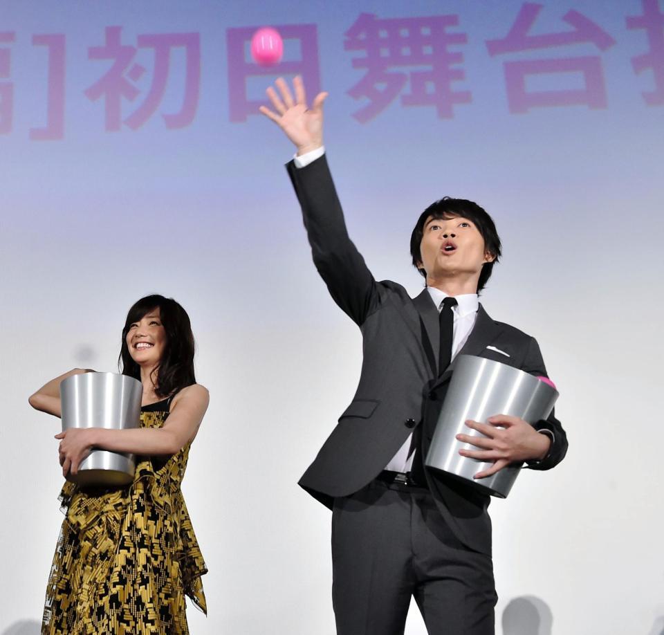 チーム対抗玉入れ合戦でボールを投げる神木隆之介（右）と倉科カナ＝ＴＯＨＯシネマズ六本木ヒルズ（撮影・園田高夫）