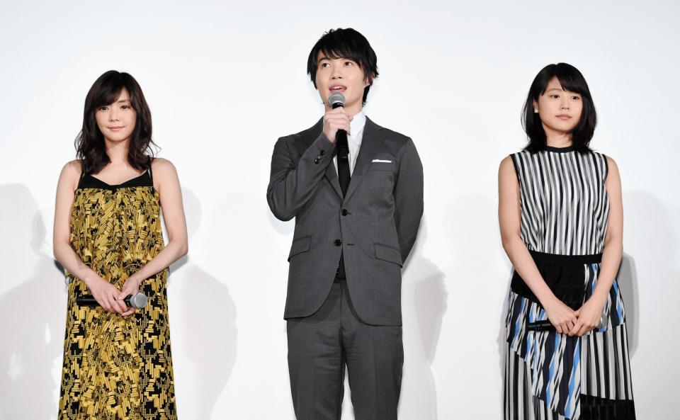 初日舞台あいさつに登場した（左から）倉科カナ、神木隆之介、有村架純＝ＴＯＨＯシネマズ六本木ヒルズ（撮影・園田高夫）