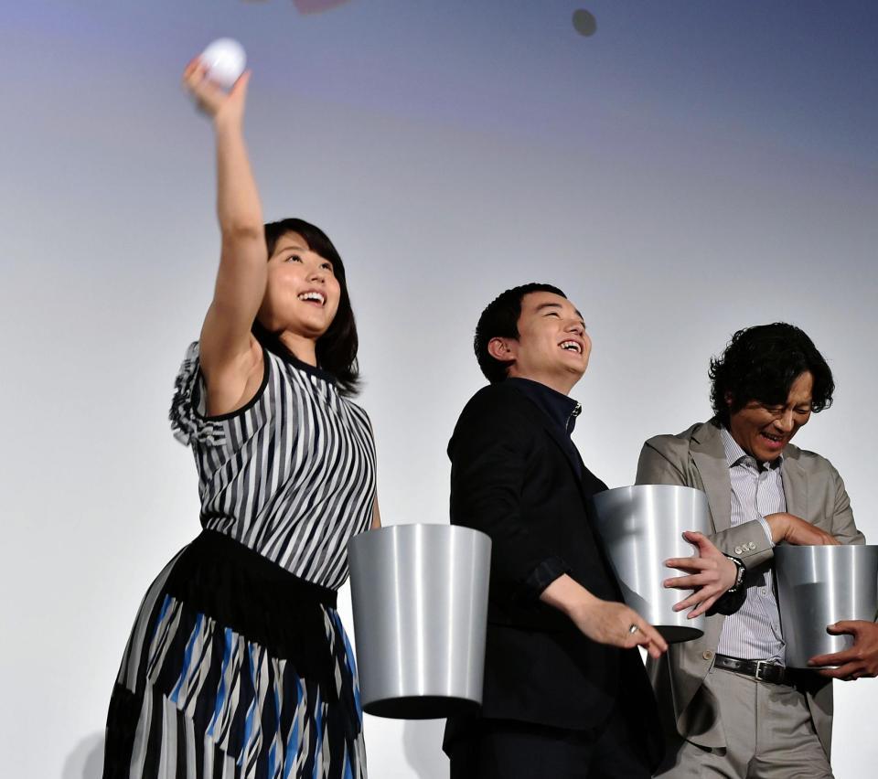 チーム対抗玉入れ合戦でボールを投げ入れる有村架純（左）＝ＴＯＨＯシネマズ六本木ヒルズ（撮影・園田高夫）