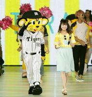 阪神タイガースの応援を「ＫＡＮＳＡＩ　ＣＯＬＬＥＣＴＩＯＮ２０１７」のステージでレクチャーする大川藍（右）＝京セラドーム大阪