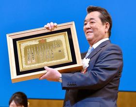 もうすぐ８０歳・加山雄三　人生で初、大賞もらった