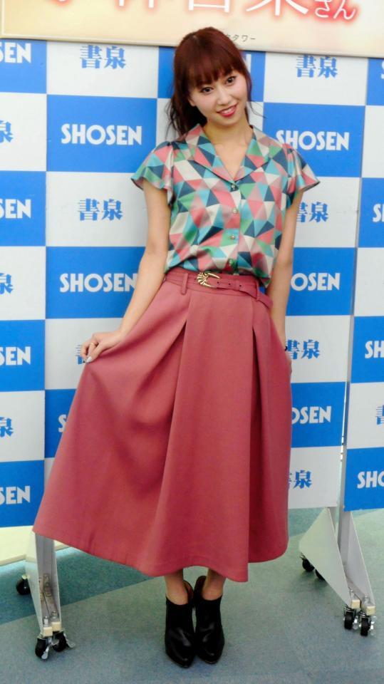 初写真集「ヤッちゃった♡」の発売記念イベントを行った小林香菜＝東京・秋葉原の書泉ブックタワー