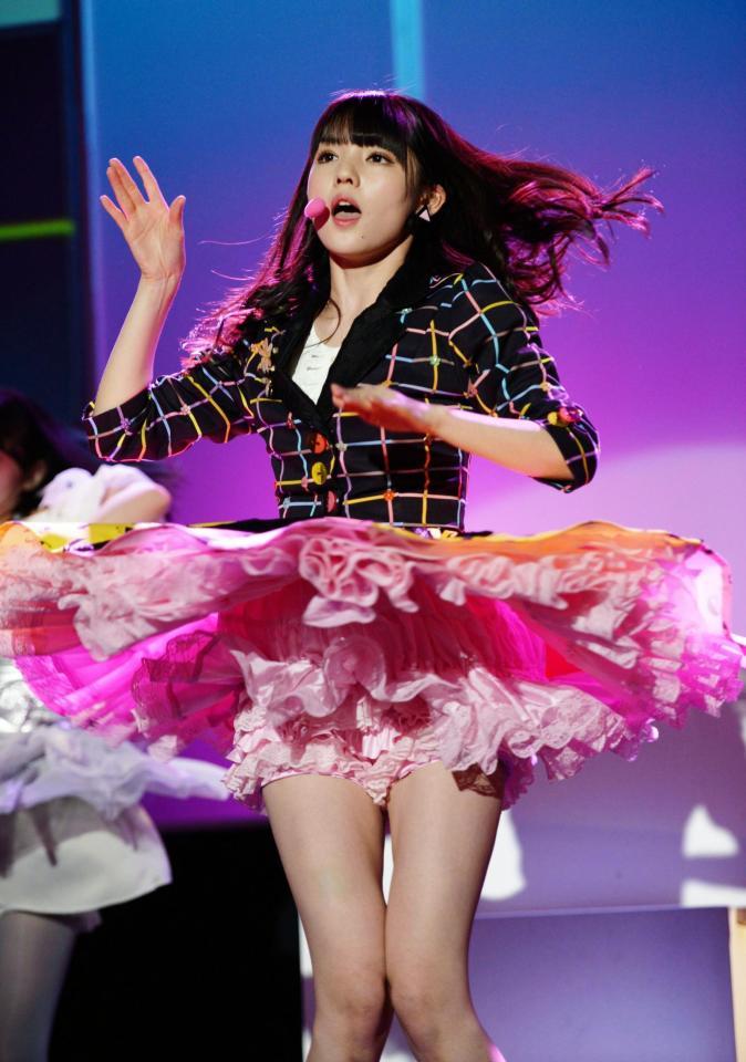 活動再開の舞台でパフォーマンスを披露する道重さゆみ＝東京・ＣＯＴＴＯＮ　ＣＬＵＢ（撮影・開出牧）