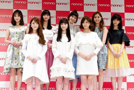 新モデルに選ばれた（前列左から）松川菜々花、山田愛奈、渡邉理佐と５大モデルの（後列左から）鈴木友菜、新川優愛、本田翼、新木優子、西野七瀬＝日本教育会館一ツ橋ホール（撮影・園田高夫）