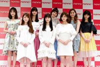 新モデルに選ばれた（前列左から）松川菜々花、山田愛奈、渡邉理佐と５大モデルの（後列左から）鈴木友菜、新川優愛、本田翼、新木優子、西野七瀬＝日本教育会館一ツ橋ホール（撮影・園田高夫）