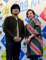 秦基博（左）とラジオの公開収録を行ったベッキー＝東京・渋谷　