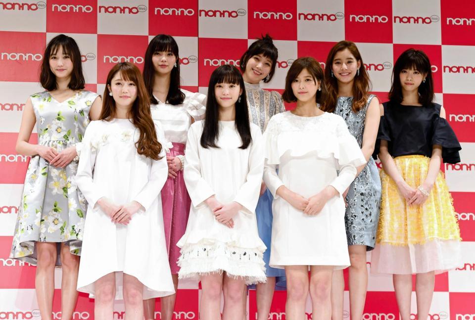 新モデルに選ばれた（前列左から）松川菜々花、山田愛奈、渡邉理佐と５大モデルの（後列左から）鈴木友菜、新川優愛、本田翼、新木優子、西野七瀬＝日本教育会館一ツ橋ホール（撮影・園田高夫）