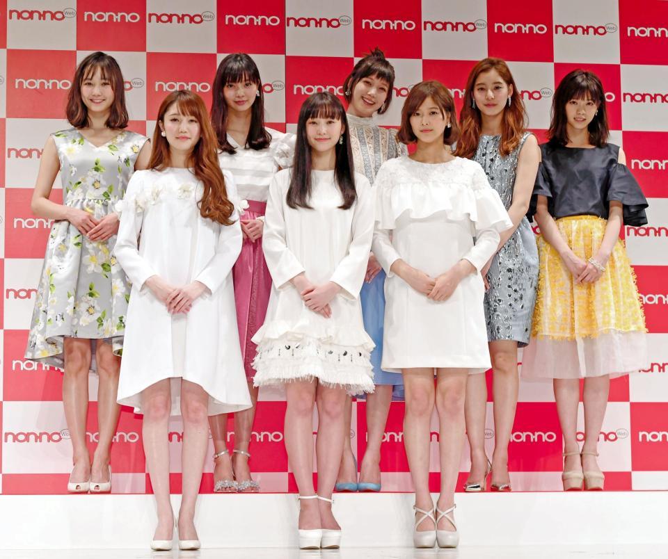 新モデルに選ばれた（前列左から）松川菜々花、山田愛奈、渡邉理佐と５大モデルの（後列左から）鈴木友菜、新川優愛、本田翼、新木優子、西野七瀬＝日本教育会館一ツ橋ホール（撮影・園田高夫）