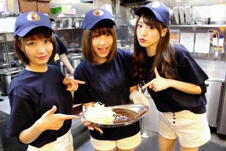 「ゴーゴーカレー」でアルバイトする夢みるアドレセンスの（左から）荻野可鈴、京佳、志田友美