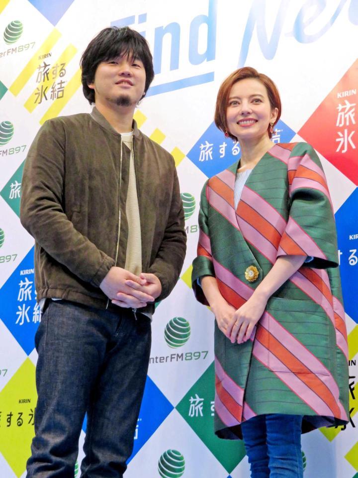 　秦基博（左）とラジオの公開収録を行ったベッキー＝東京・渋谷