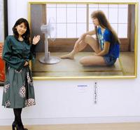 　緒方かな子さん（左）が次女をモデルに手がけた作品「夏休み」＝東京・国立新美術館