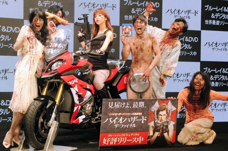 　「バイオハザード：ザ・ファイナル」をＰＲする藤田ニコル（バイク）とアキラ１００％