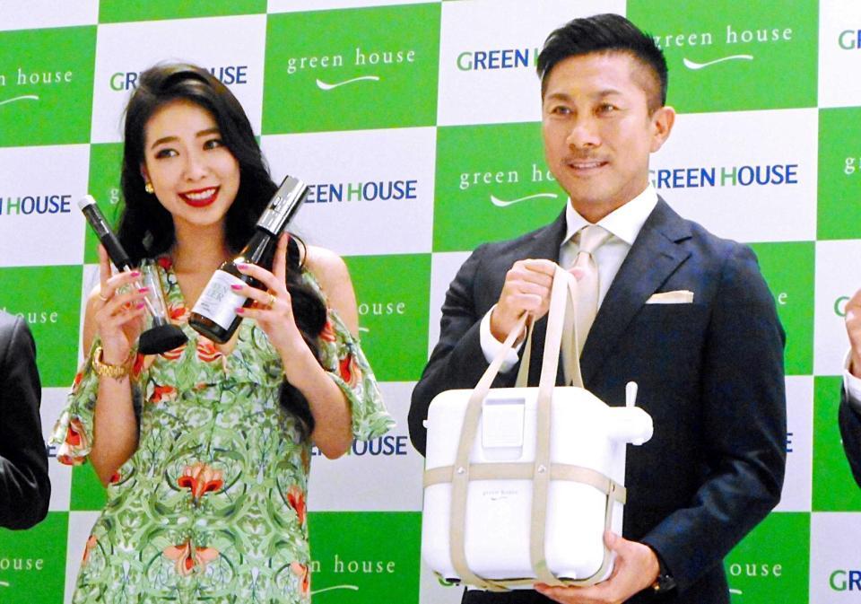 　新商品発表会に登場した前園真聖（右）と紅蘭＝東京