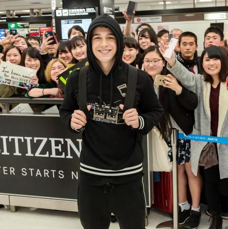 ファンに囲まれるオースティン・マホーン＝成田空港