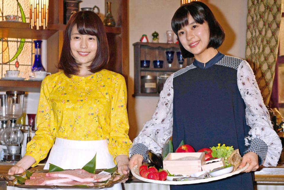 　互いに受け取ったプレゼントを手に笑顔を見せる、の芳根京子（右）と有村架純＝ＮＨＫ放送センター