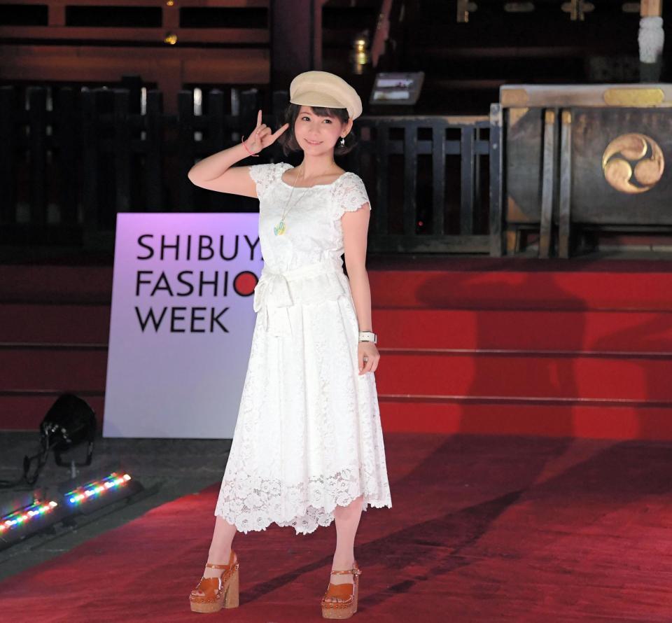 渋谷ファッションウイーク「ＳＨＩＢＵＹＡ　ＲＵＮＷＡＹ」に登場した中川翔子＝東京・渋谷の金王八幡宮（撮影・堀内翔）
