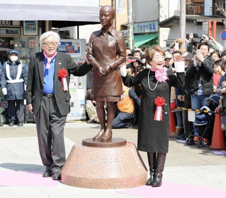 見送るさくら像お披露目され笑顔の山田洋次監督、倍賞千恵子＝東京・柴又駅前広場（撮影・金田祐二）