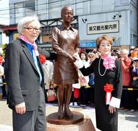 見送るさくら像がお披露目され笑顔の山田洋次監督、倍賞千恵子＝東京・柴又駅前広場（撮影・金田祐二）