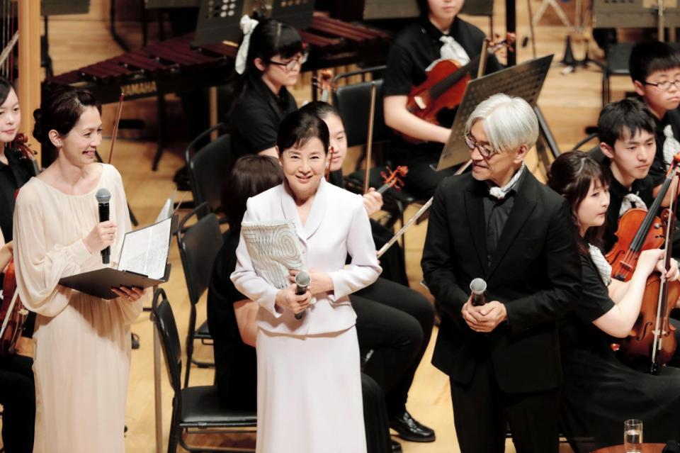 朗読した吉永小百合（左）と指揮をとった坂本龍一＝東京・初台の東京オペラシティ