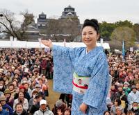 　地震の被害を残す熊本城を前に歌った石川さゆり＝熊本市の熊本城公園二の丸広場