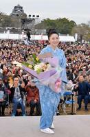 地震の被害を残す熊本城を前に歌った石川さゆり＝熊本市の熊本城公園二の丸広場