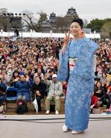 地震の被害を残す熊本城を前に歌った石川さゆり＝熊本市の熊本城公園二の丸広場