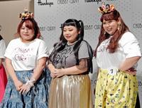 「ＣＨＵＢＢＹ　ＣＵＲＶＹ」スタッフオーディションで審査員を務めた渡辺直美（中央）と合格した藤原幸乃さん（左）と岡本亜依さん＝大阪市内